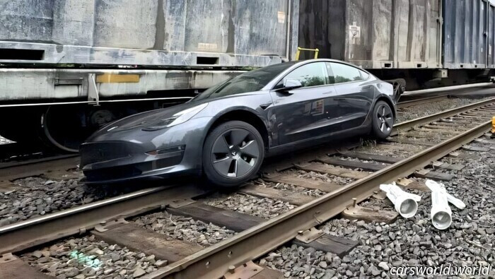Il Full Self-Driving di Tesla sotto accusa dopo non aver riconosciuto i passaggi a livello | Carscoops